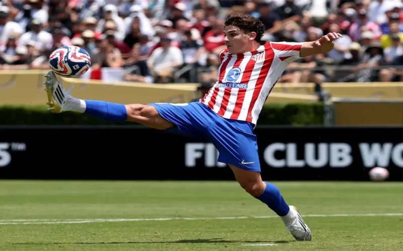 خطة أتلتيكو مدريد الاستراتيجية لتحصين جوليان ألفاريز من إغراءات الانتقال إلى برشلونة